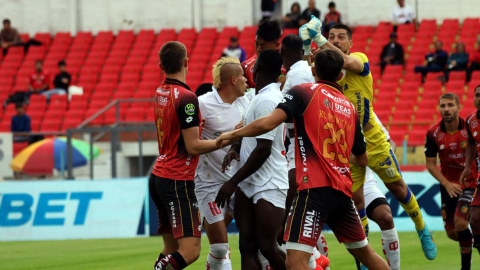Deportivo Cuenca y Técnico Universitario disputan un duelo por la fecha 3 del hexagonal por del descenso en el estadio Serrano Aguilar.