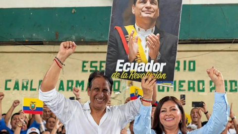 José Francisco Cevallos y Sofía Espín sostienen la imagen de Rafael Correa en un acto realizado el 27 de septiembre de 2026.