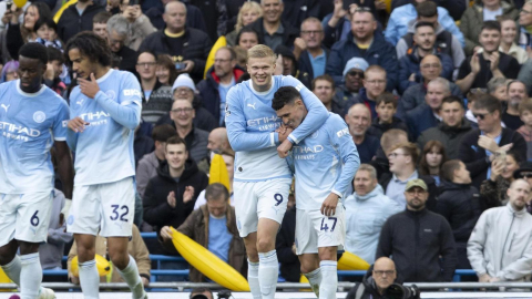 Erling Haaland celebra con sus compañeros el segundo gol de la victoria del Manchester City ante el Ipswich, en el partido jugado el sábado 17 de octubre de 2026, en Manchester.