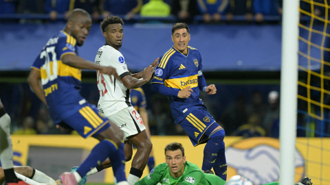 Jugadores de Boca Juniors y Vasco da Gama ven un balón durante la semifinal de ida de la Copa Sudamericana en La Bombonera, el 13 de octubre de 2026.