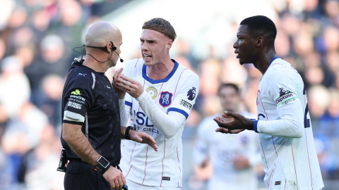 Cole Palmer y Moisés Caicedo reclaman al árbitro Paul Tierney durante el partido entre el Chelsea FC y Everton, del sábado 17 de octubre de 2026.