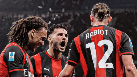 Los jugadores del AC Milan felicitan a Goncalo Ramos, durante el partido ante Atalanta, jugado el 18 de octubre de 2026.