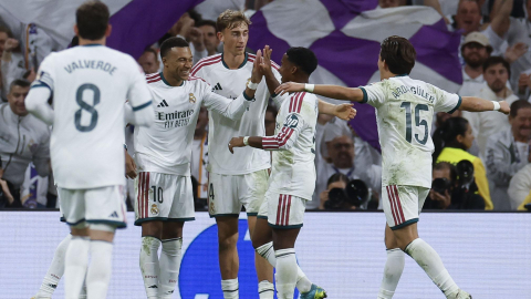 Jugadores del Real Madrid celebran el gol, en el partido frente al Sevilla por La Liga de España, el 18 de octubre de 2026.