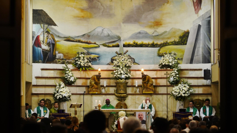 Ciudadanos en la iglesia Perpetuo Socorro en Guayaquil en la misa por la memoria del sacerdote Patricio Sánchez, 18 de octubre de 2026.