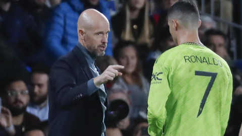 Erik Ten Hag imparte instrucciones a Cristiano Ronaldo, en el juego entre Real Sociedad y Manchester United, por la Liga de Europa, el 3 de noviembre de 2022.