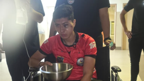 Un árbitro es agredido al recibir el impacto de una piedra en su rostro, durante el partido entre Aguarico FC y Ciudad de Yantzaza, por la Segunda Categoría, el 19 de octubre de 2026.