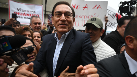 Martín Vizcarra, expresidente de Perú, llega a una audiencia judicial en Lima, el 26 de junio de 2025.