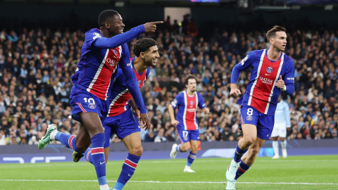 Jugadores del Paris Saint-Germain celebran el gol en el partido frente al Manchester City, por la Fecha 3 de la Fase de Liga de la Champions League, el 14 de octubre de 2026.