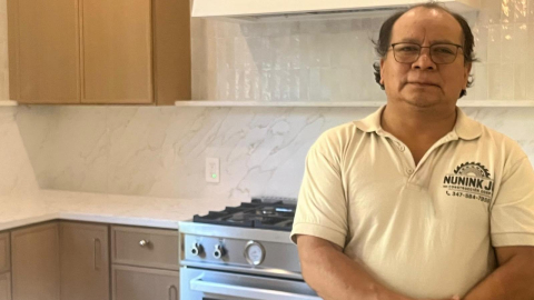 El ecuatoriano Luis Nunink, fundador de Nunin JC Construction, durante los trabajos de remodelación de una vivienda en Nueva York. Su empresa realiza proyectos de renovación de casas y apartamentos.