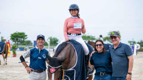 Sofía Alejandra Jácome Lara y su caballo Dulce de Leche durante una competencia de salto ecuestre.