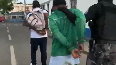 Momentos en que la Policía traslada a dos jóvenes tras ser detenidos por un caso de presunto sicariato en Machala, El Oro, el 20 de octubre de 2026.