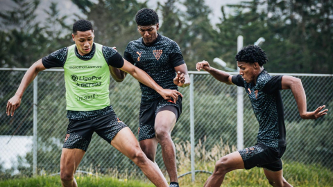 Jugadores de la categoría Sub 19 de Liga de Quito realizan un entrenamiento en el que disputan el control del balón, el 21 de octubre de 2026.