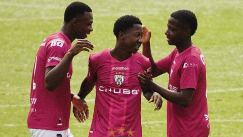 Futbolistas de las divisiones formativas de Independiente del Valle festejan un gol.