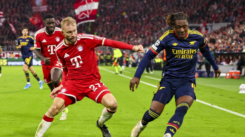 Eberechi Eze pelea un balón con Konrad Laimer en el duelo entre el Bayern Múnich y el Arsenal por la Fecha 3 de la fase de liga de la UEFA Champions League 2026.