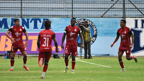 Jugadores del Manta FC celebran el gol en el partido frente a Delfín SC, por la Fecha 3 del hexagonal del descenso de la LigaPro, el 18 de octubre de 2026.