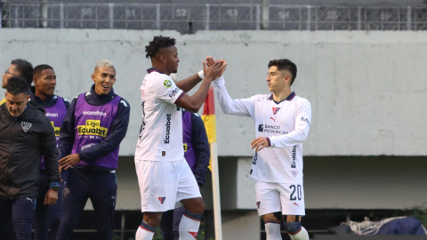 Michael Estrada y Fernando Cornejo, jugadores de Liga de Quito celebran el gol en el partido frente a Aucas, por la Fecha 3 del primer hexagonal de la LigaPro, el 17 de octubre de 2026.