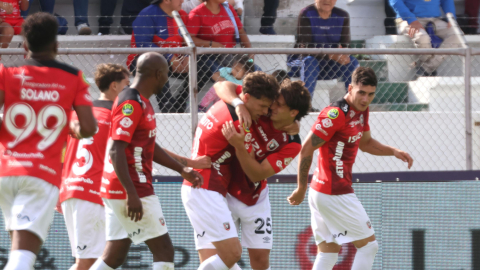 Jugadores de Leones FC celebran el gol en el partido frente a Emelec, por la Fecha 3 del cuadrangular de la LigaPro, el 18 de octubre de 2026.