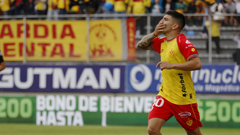 Brian Oyola, jugador de Aucas celebra su gol en el partido frente a Liga de Quito, por la Fecha 3 del primer hexagonal de la LigaPro, el 17 de octubre de 2026.