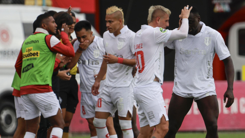 Jugadores de Técnico Universitario celebran el gol en el partido frente a Deportivo Cuenca, por la Fecha 3 del hexagonal del descenso de la LigaPro, el 16 de octubre de 2026.