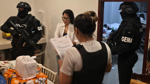 Momento de la detención de Luisa González en su vivienda en Chone, la madrugada del 22 de octubre de 2026.