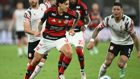 Marcos Rojo de Estudiantes de la Plata marca a Pedro, de Flamengo, el 22 de octubre de 2026, por la semifinal de la Copa Libertadores.