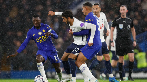 Moises Caicedo del Chelsea en acción contra Omar Marmoush del Tottenham, durante el partido de la Premier Leaguea, el 24 de octubre de 2026.