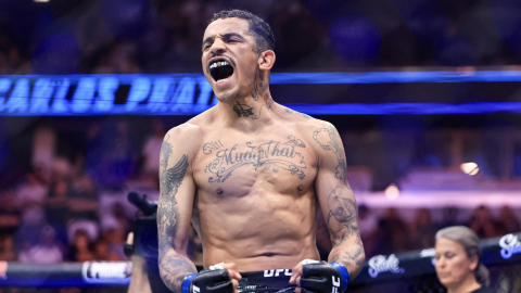 El brasileño Carlos Prates festeja su victoria en UFC 319, en Chicago, Estados Unidos, el 16 de agosto de 2025.
