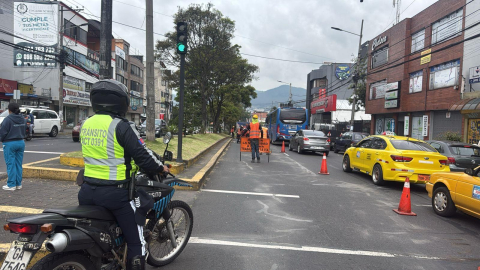 Un agente de la Agencia Metropolitana de Tránsito (AMT) participa en un operativo de control vial en Quito.