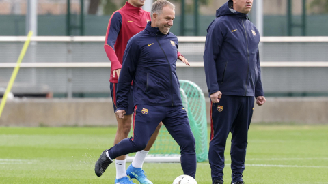 El entrenador del FC Barcelona, Hansi Flick, intenta un remate en un entrenamiento, el 24 de octubre de 2026.