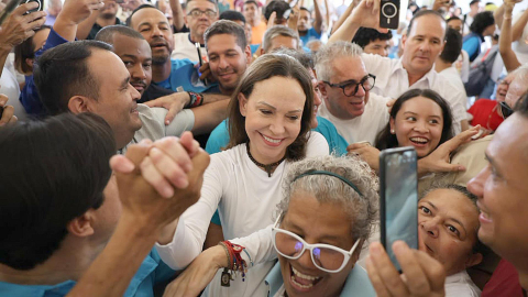 Fotografía cedida por el partido Vente Venezuela que muestra a la premio nobel de la paz 2025, María Corina Machado (c), siendo recibida por simpatizantes este domingo 25 de octubre de 2026, en Barquisimeto (Venezuela).
