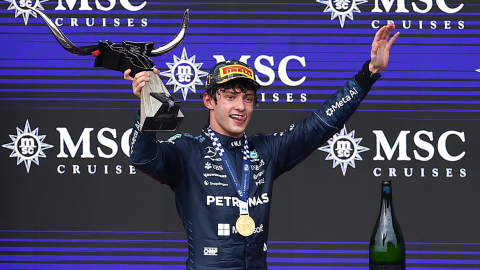 El italiano Kimi Antonelli de Mercedes posa en el podio este domingo 25 de octubre, al ganar el Gran Premio de Estados Unidos de Fórmula Uno en el Circuito de las Américas en Austin, Texas.