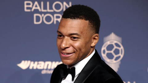 Kylian Mbappé en la alfombra roja del Balón de Oro este lunes 26 de octubre de 2026 en el London Palladium en Inglaterra.