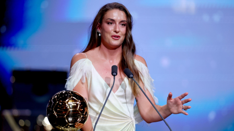 La española Alexia Putellas tras ​​ganar el Balón de Oro femenino en la ceremonia de entrega de los premios, el 26 de octubre de 2026.