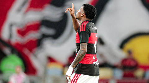 Gonzalo Plata, de Flamengo, celebra un gol ante Atlético Mineiro este lunes 26 de octubre, en el estadio Maracaná.