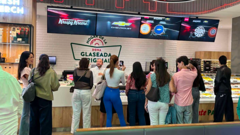 Imagen de la edición de donas de Krispy Kreme por los 100 años de Chevrolet en Ecuador, en septiembre de 2026.