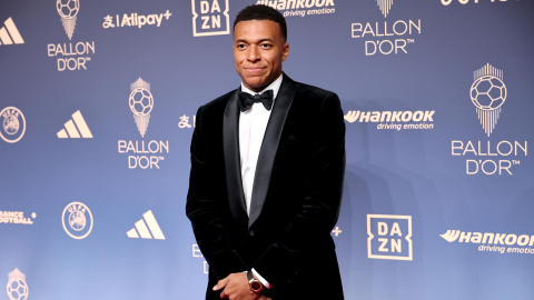 El jugador francés Kylian Mbappé llega a la ceremonia de entrega del Balón de Oro 2026 en el Teatro London Palladium, Londres, Gran Bretaña, el 26 de octubre de 2026.