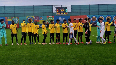 Jugadores de la selección de Ecuador Sub 15 forman en su partido frente a Kirguistán, por el Mundial Sub 15, el 25 de octubre de 2026.
