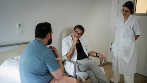 Imagen de referencia de un doctor con un paciente, 17 de junio de 2026.