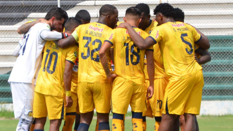 Jugadores de Delfín SC se reúnen en la previa del partido contra Orense, por la Fecha 4 del hexagonal del descenso de la LigaPro, el 24 de octubre de 2026.