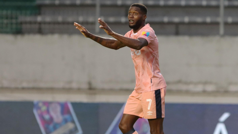 José Fajardo, jugador de Universidad Católica en acción durante el partido contra Independiente del Valle, por la Fecha 4 del primer hexagonal de la LigaPro, el 23 de octubre de 2026.