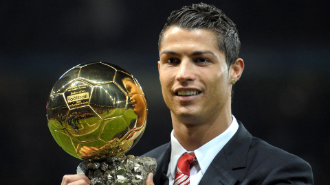 Cristiano Ronaldo posa con el trofeo del Balón de Oro 2008 en Old Trafford, Manchester, el 10 de diciembre de 2008.