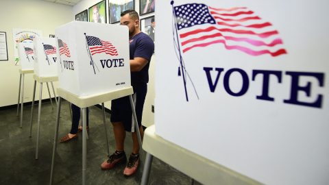 Imagen de archivo de ciudadanos votando de forma anticipada en Los Ángeles, California, el 5 de noviembre de 2018, un día antes de las elecciones de mitad de mandato del 6 de noviembre en Estados Unidos.