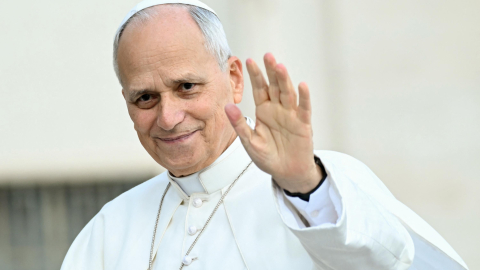 El papa León XIV saluda a los peregrinos reunidos en la plaza de San Pedro, 28 de octubre de 2026.