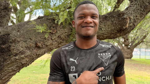 Yerlin Quiñónez posa con la camiseta de Liga de Quito, en entrevista con PRIMICIAS, el 29 de septiembre de 2026.