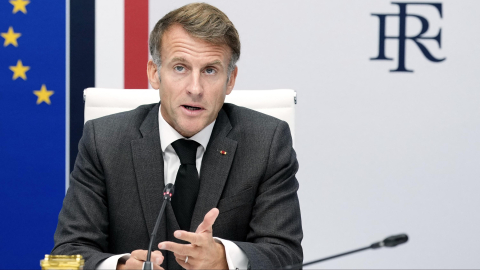 El presidente Emmanuel Macron, se dirige a los presentes mientras preside una reunión del consejo de seguridad, Francia, 17 de octubre de 2026.