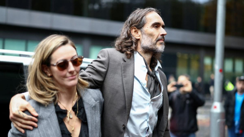 El actor Russell Brand (derecha) y su esposa Laura en la Southwark Crown Court, en Londres, el 27 de octubre de 2026, donde el también comediante enfrenta acusaciones de violación y agresión sexual.