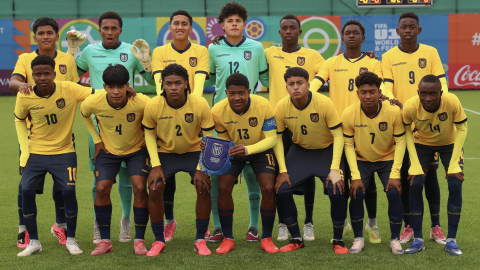 Jugadores de la selección de Ecuador Sub 15 forman antes de su partido contra España, por el partido de octavos de final del Mundial Sub 15, el 28 de octubre de 2026.