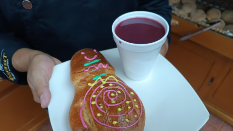 Imagen referencial. Una guagua de pan servida con colada morada en una panadería de Cuenca, en una imagen de archivo.