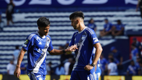 Jugadores de Emelec discuten en el partido contra Guayaquil City, por la Fecha 4 del cuadrangular de la LigaPro, el 25 de octubre de 2026.