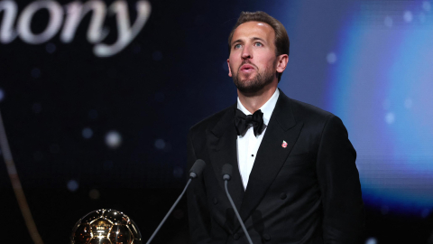 Harry Kane dando su discurso tras ganar el Balón de Oro el pasado lunes 26 de octubre de 2026 en el London Palladium.